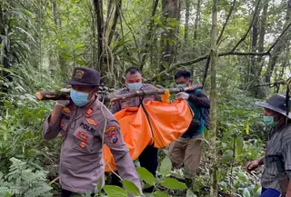 Polisi mengevakuasi jasad perempuan di Hutan Licin Banyuwangi