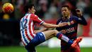 Pemain Barcelona, Adriano, berduel dengan pemain Sporting Gijon, Pablo Perez Rodriguez, dalam lanjutan La Liga di Stadion El Municipal Molinon, Gijon, Kamis (18/2/2/2016) dini hari WIB. (AFP/Miguel Riopa)