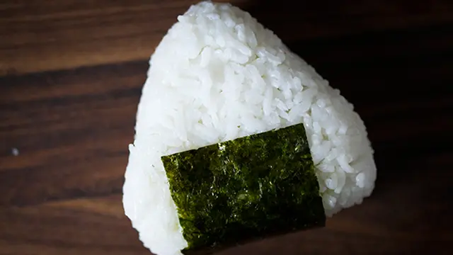 [TRAVEL+FOOD] 6 Jajanan Kaki Lima khas Jepang yang Populer di Indonesia-Onigiri