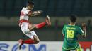 Gelandang Madura United, Zulfiandi (kiri) berebut bola dengan pemain Persebaya Surabaya, Kemalludin, dalam pertandingan Babak Penyisihan Piala Menpora 2021 Grup C di Stadion Si Jalak Harupat, Bandung, Minggu (28/3/2021). (Foto: Bola.com/M Iqbal Ichsan)
