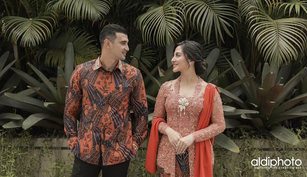 Mimpi Margin pun kini menjadi nyata. Sosok yang dulu diidolakannya, sekarang resmi sebagai suaminya. Tentu tak pernah dibayangkan oleh Margin sebelumnya.  (Instagram/marginw)