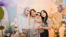 Syahnaz Sadiqah hadir dalam balutan blus panjang putih dan celana longgar warna taupe, tampil clean dan modern. Sementara Caca Tengker tampak memesona dalam blus warna ivory yang dipadukan dengan long pants warna nude. Tak ketinggalan, Nisya Ahmad tampil simpel namun chic dalam kaus nude dan celana panjang hitam yang klasik. [@rieta_amilia/@syahnazs/@aaliyah.massaid].