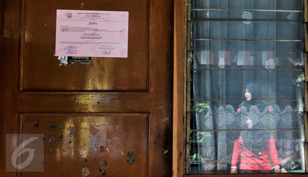 Kertas penyegelan terpasang pada salah satu rumah dinas di asrama Dinas Kebersihan DKI di Lenteng Agung, Jakarta, Jumat (30/9). Provinsi DKI Jakarta melakukan penyegelan terhadap 32 rumah asrama Dinas Kebersihan. (Liputan6.com/Yoppy Renato)