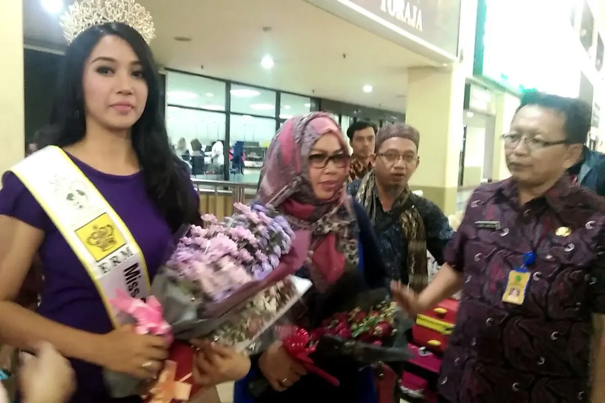 Revindia Carina sukses memborong penghargaan di ajang Miss Global Beauty Queen, Seoul.