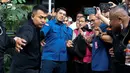 Perbuatan tersebut dilakukan Nadiem Makarim bersama sejumlah pihak, yakni Ibrahim Arief alias Ibam, Mulyatsyah, Sri Wahyuningsih, dan Jurist Tan. Tampak dalam foto, mantan Menteri Pendidikan, Kebudayaan, Riset, dan Teknologi (Mendikbudristek), Nadiem Anwar Makarim (tengah) saat meninggalkan gedung Pengadilan Tindak Pidana Korupsi (Tipikor) usai menghadiri sidang lanjutan terkait kasus dugaan korupsi pengadaan laptop berbasis Chromebook, Jakarta, Kamis (8/1/2026). (Kapanlagi.com/Budy Santoso)