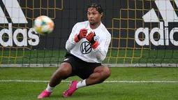 Gelandang Jerman Serge Gnabry berusaha menghalau bola saat sesi latihan di Dortmund, Jerman, Senin (7/10/2019). Jerman akan menghadapi Argentina dalam laga persahabatan di Signal Iduna Park pada 10 Oktober 2019. (Ina FASSBENDER/AFP)