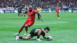 Pemain Persija Jakarta, Thales Lira, berebut bola dengan pemain Borneo FC Samarinda, Kei Hirose, dalam laga pekan ke-24 BRI Super League di Jakarta International Stadium (JIS), Selasa (3/3/2026). (Bola.com/M Iqbal Ichsan)