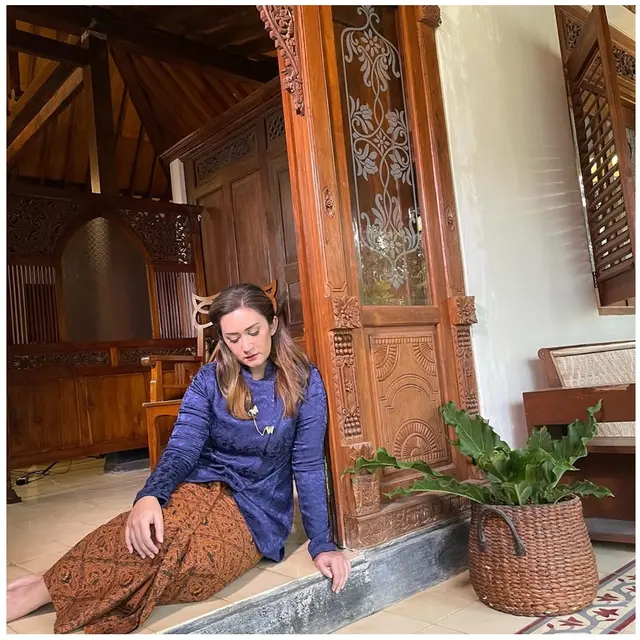 6 Inspirasi Outfit Wanita 40 Tahunan ala Nafa Urbach, Elegan dan Stylish
