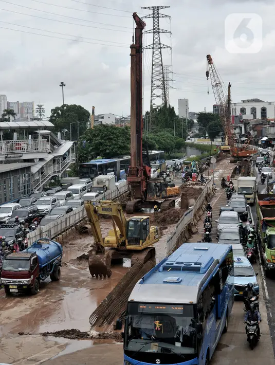 Sejumlah kendaraan terjebak kemacetan saat melintasi proyek Underpass Senen Extension di simpang Senen, Jakarta, Senin (3/2/2020). Proyek underpass yang menelan anggaran APBD DKI Jakarta mencapai Rp121,2 miliar ini ditargetkan rampung pada akhir Desember 2020. (merdeka.com/Iqbal Nugroho)