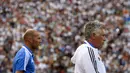 Pasca gantung sepatu, Zinedine Zidane memulai karier kepelatihan dengan menjadi assiten dari mantan Pelatih Real Madrid, Carlo Ancelotti. (AFP/Jonathan Nackstrand)