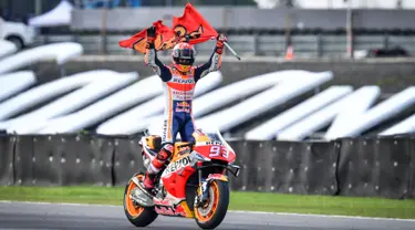 Pembalap Repsol Honda Marc Marquez merayakan kemenangannya pada balapan MotoGP Thailand 2019 di Chang International Circuit, Buriram, Minggu (6/10/2019). Marquez menyegel gelar juara dunia MotoGP 2019. (Lillian SUWANRUMPHA/AFP)