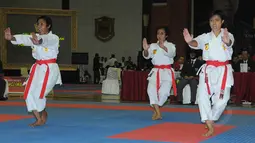 Para atlet Karateka saat berlaga di Kejurnas Karate Piala Panglima TNI III, Jakarta, Kamis (15/1/2015). (Liputan6.com/Herman Zakharia)