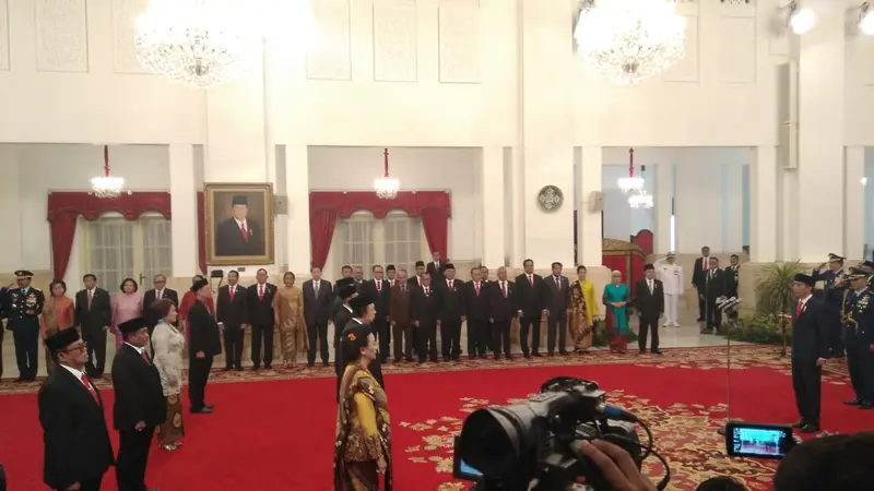 Presiden Joko Widodo atau Jokowi memberikan tanda kehormatan, Bintang Mahaputra Nararya. (Liputan6.com/Hanz Salim)