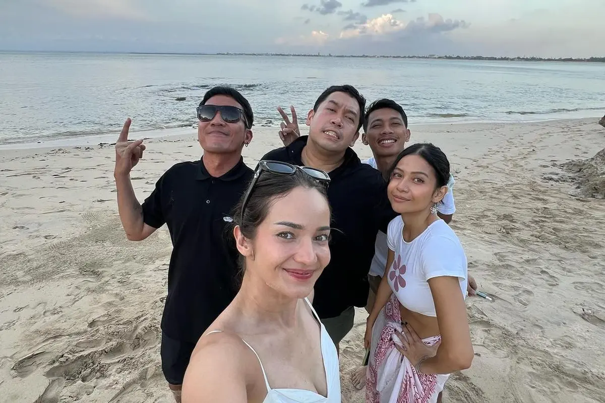 6 Gaya Enzy Storia Tetap Cantik dengan Makeup Tipis dan Outfit Santai Saat Liburan di Bali Bareng Bestie