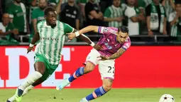 Penyerang Juventus, Angel Di Maria berebut bola dengan bek Maccabi Haifa, Dylan Batubinsika selama pertandingan lanjutan grup H Liga Champions di stadion Sammy Ofer di kota Haifa pada 11 Oktober 2022. Maccabi Haifa menang atas Juventus 2-0. (AFP/JACK GUEZ)