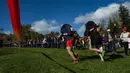 Tim berangkat untuk memperebutkan juara ketiga dan keempat pada North American Wife Carrying Championship di Sunday River Resort di Newry, Maine, pada 8 Oktober 2022. Lintasan yang harus dilalui pun cukup sulit. Panjang lintasan kurang lebih 253,5 meter. (Joseph Prezioso / AFP)
