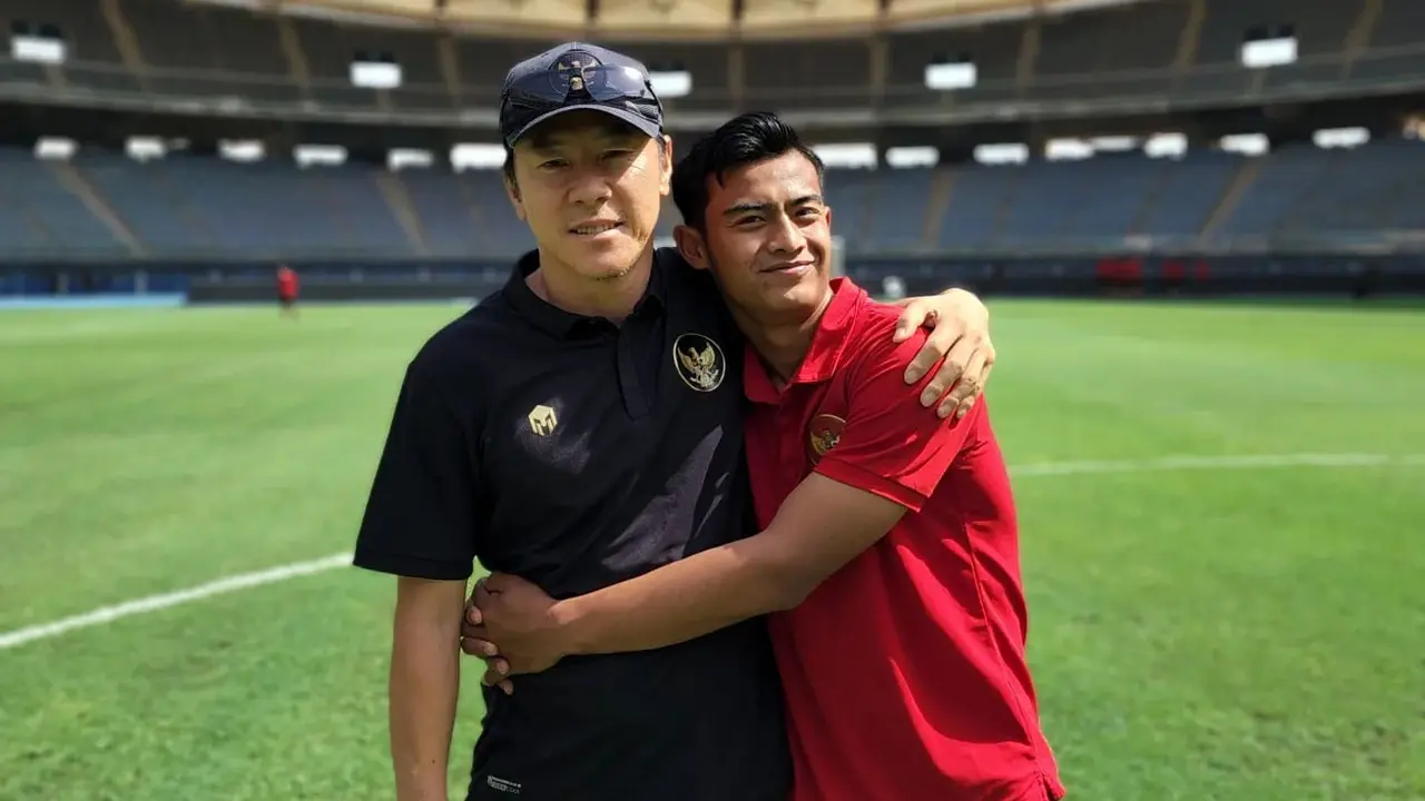 Pelatih Timnas Indonesia, Shin Tae-yong bersama Pratama Arhan.