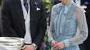 Duchess of Cambridge Kate Middleton bersama suaminya Duke of Cambridge Pangeran William melihat piala saat menghadiri ajang pacuan kuda Royal Ascot di Ascot, Inggris, Selasa (18/6/2019). (AP Photo/Alastair Grant)