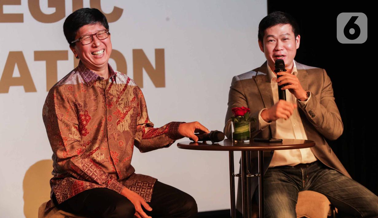 CEO PT Surya Citra Media Tbk Sutanto Hartono (kiri) dan Dirut Media Nusantara Citra Tbk David Fernando Audy menyampaikan keterangan usai menandatangani MoU kerja sama di Jakarta, Kamis (12/12/2019). SCM dan MNC menjalin kerja sama untuk meningkatkan sektor bisnis. (Liputan6.com/Faizal Fanani)