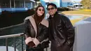 Thariq Halilintar dan Aaliyah Massaid memilih jaket kulit sebagai item fashion andalan mereka. Keduanya berhasil memadukannya dengan gaya khas masing-masing, memberikan kesan edgy namun tetap romantis. [@aaliyah.massaid].