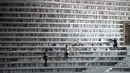 Sejumlah orang mengunjungi Perpustakaan Binhai Tianjin di China (14/11). Perpustakaan ini menempati area seluas 33.700 meter persegi dan dipenuhi oleh 1,2 juta buku yang sebagian besar tentang buku sains-fiksi. (AFP/Fred Dufour)