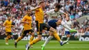 Pemain Tottenham Hotspur Son Heung-min (kanan) menendang bola saat melawan Wolverhampton Wanderers pada pertandingan sepak bola Liga Inggris di Tottenham Hotspur, London, Inggris, 20 Agustus 2022. Tottenham Hospur menang dengan skor 1-0 atas Wolverhampton Wanderers. (AP Photo/Frank Augstein)