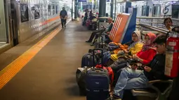 Penumpang menunggu kereta api di Stasiun Gambir, Jakarta, Minggu (26/5). PT KAI bagian daerah operasional (Daop) 1 Jakarta akan menyediakan 957.282 tempat duduk (seat) kereta jarak jauh dan menengah sebagai upaya memenuhi kebutuhan angkutan lebaran 2019.  (Liputan6.com/Faizal Fanani)