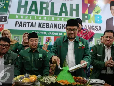 Ketua Umum PKB, Muhaimin Iskandar memotong nasi tumpeng saat peringatan Hari Lahir (Harlah) ke-17 PKB di Kantor DPP PKB, Jakarta, Kamis (23/7/2015). Harlah tersebut dihadiri oleh ratusan anak yatim. (Liputan6.com/Faizal Fanani)