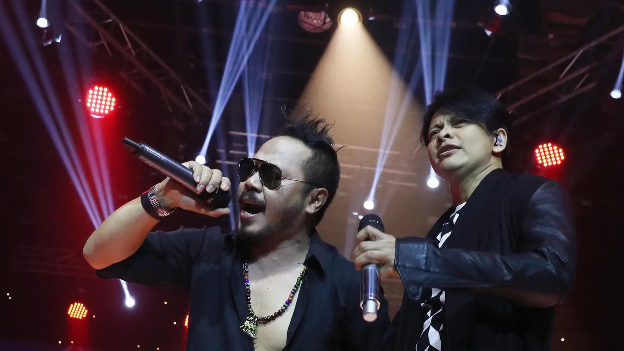 Krisyanto dan Armand Maulana saat beraksi di panggung The Biggest Concert Super Band (Liputan6.com/Herman Zakharia)