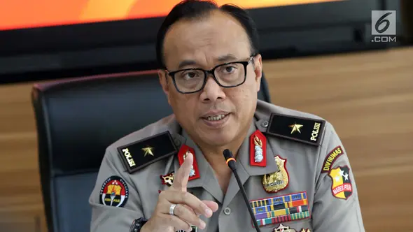 Karopenmas Mabes Polri, Brigjen Dedi Prasetyo memberi keterangan terkait penangkapan terduga teroris di Jakarta, Senin (6/5/2019). Sebelumnya, Densus 88/Anti Teror meringkus tujuh orang kelompok JAD jaringan Lampung dan menyita sejumlah barang bukti. (Liputan6.com/Helmi Fithriansyah)