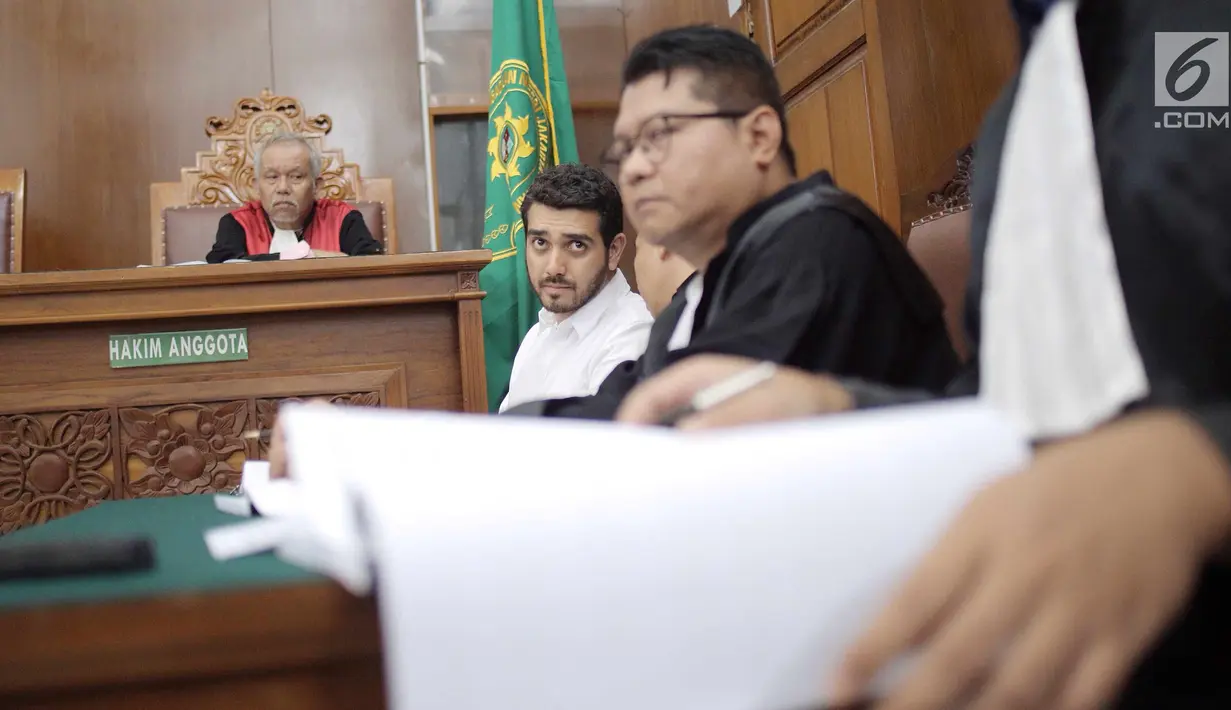 Aktor Fachri Albar (dua kiri) menjalani sidang lanjutan terkait narkoba di PN Jakarta Selatan, Kamis (24/5). Sidang beragendakan mendengarkan keterangan saksi yang dihadirkan Jaksa Penuntut Umum (JPU). (Liputan6.com/Faizal Fanani)