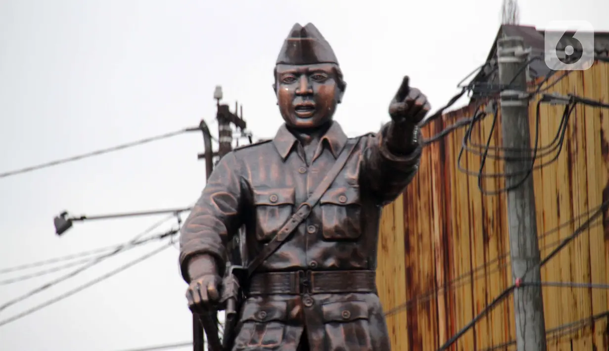 Patung Kapten Tubagus Muslihat di Simpang Jalan Kapten Muslihat, Kota Bogor, Jawa Barat, Senin (26/12/2022). Patung hasil karya seniman Yayat Darajat ini merekonstruksi wajah, tubuh dan perawakan pahlawan yang gugur di medan perang usai tertembak di Jembatan Merah. (Liputan6.com/Magang/Aida Nuralifa)