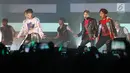 Penampilan boyband SHINee dalam konser bertajuk SHINee World V di JIExpo Kemayoran, Jakarta, 12 November 2016. Pria bernama asli Kim Jonghyun itu dikenal sebagai vokalis dengan kemampuan bernyanyi hingga nada empat oktaf. (Liputan6.com/Herman Zakharia)