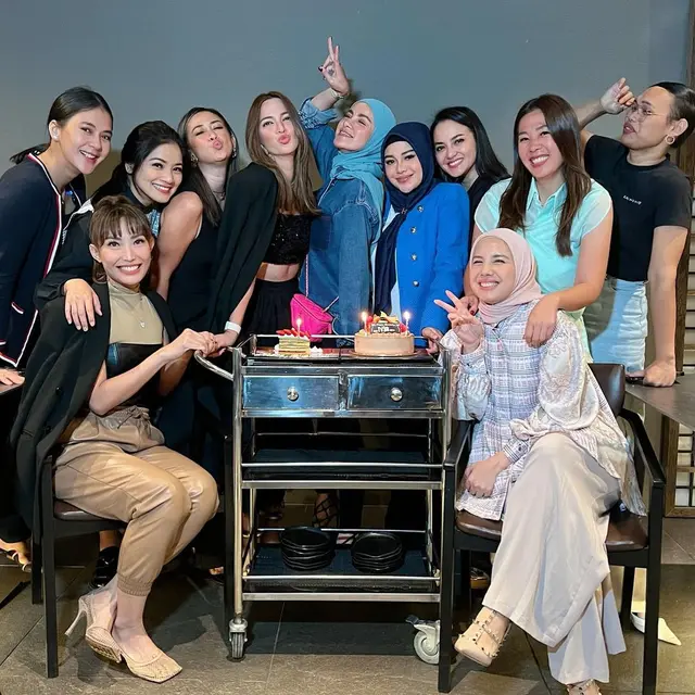 Titi Kamal kumpul bareng Geng Cendol di resto milik ayu Dewi (Foto: Instagram titi_kamall)