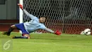 Kiper Arema FC, Kurnia Meiga berusaha menangkap bola saat latihan jelang final Piala Presiden 2017 di Stadion Pakansari, Kab Bogor, Jumat (10/3). Di final, Arema FC akan berlaga melawan PBFC, Minggu (12/3). (Liputan6.com/Helmi Fithriansyah)