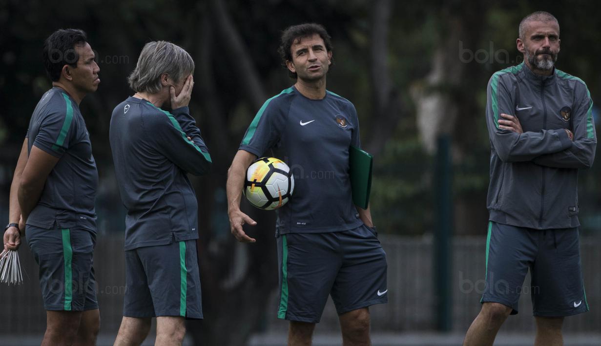 Pelatih Timnas Indonesia, Luis Milla, berdiskusi dengan asistennya sebelum latihan di Lapangan ABC Senayan, Jakarta, Jumat (12/1/2018). Latihan ini merupakan persiapan jelang laga melawan Islandia. (Bola.com/Vitalis Yogi Trisna)