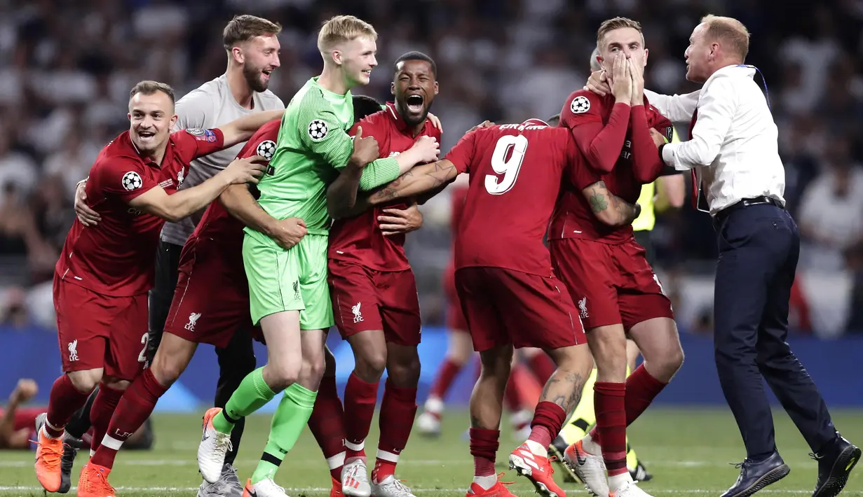 Para pemain Liverpool merayakan gelar juara Liga Champions 2019 usai mengalahkan Tottenham Hotspur di Stadion Wanda Metropolitano, Madrid, Minggu (2/6). Liverpool menang 2-0 atas Tottenham Hotspur. (AP/Manu Fernandez)