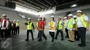 Wakil Presiden, Jusuf Kalla (rompi merah) usai meninjau proyek renovasi Istora Senayan di kawasa Stadion Gelora Bung Karno, Jakarta, Minggu (26/3). Peninjauan ini terkait persiapan pelaksanaan Asian Games 2018. (Liputan6.com/Helmi Fithriansyah)