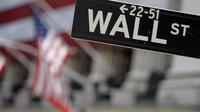 Dalam file foto 11 Mei 2007 ini, tanda Wall Street dipasang di dekat fasad terbungkus bendera dari Bursa Efek New York. (Richard Drew/AP Photo)