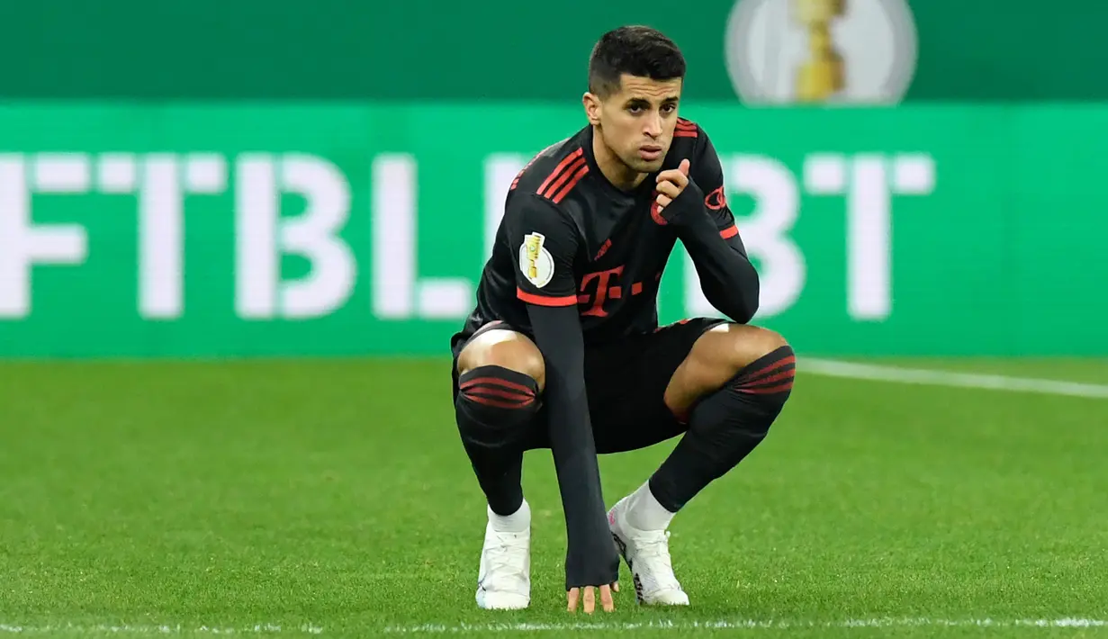 Pemain Bayern Munchen, Joao Cancelo saat pertandingan babak 16 besar DFB Pokal 2022/2023 melawan FSV Mainz. Kehangatan pun di terima oleh pemain asal Portugal tersebut setelah merapat ke Allianz Arena dari Manchester City dengan status pinjaman. (AFP/Thomas Kienzle)