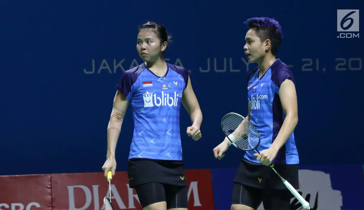 Pebulu tangkis ganda putri Indonesia, Greysia Polii/Apriyani Rahayu saat melawan Kim So Yeong/Kong Hee Yong (Korsel) di babak 16 besar Indonesia Open 2019 di Istora Senayan, Jakarta, Kamis (18/7/2019). Greysia/Apriyani kalah 20-22, 21-18, 13-21. (Liputan6.com/Helmi Fithriansyah)