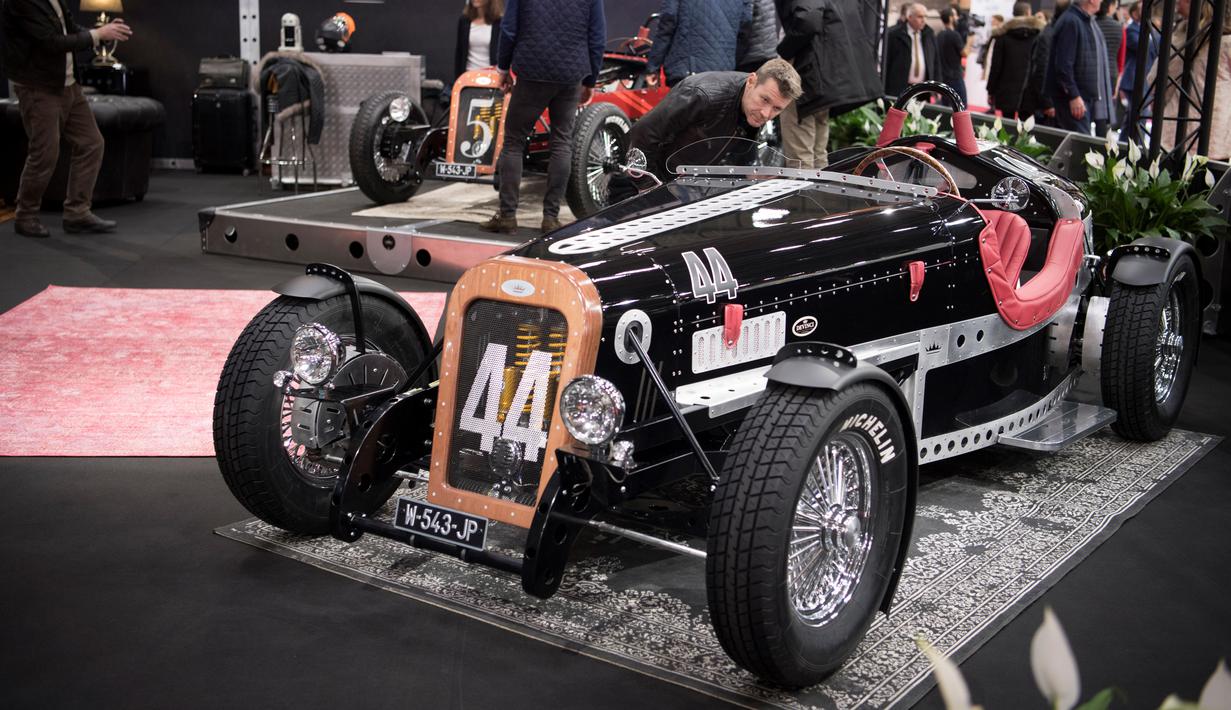 Pengunjung melihat Devinci, yang dipamerkan selama pameran mobil Retromobile di Paris, Prancis (5/2). Pameran ini diselenggarakan dari tanggal 6 sampai 10 Februari 2019. (AFP Photo/Eric Feferberg)