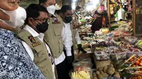 Satgas pangan jatim mengecek harga di pasar Tambakrejo Surabaya. (Dian Kurniawan/Liputan6.com)
