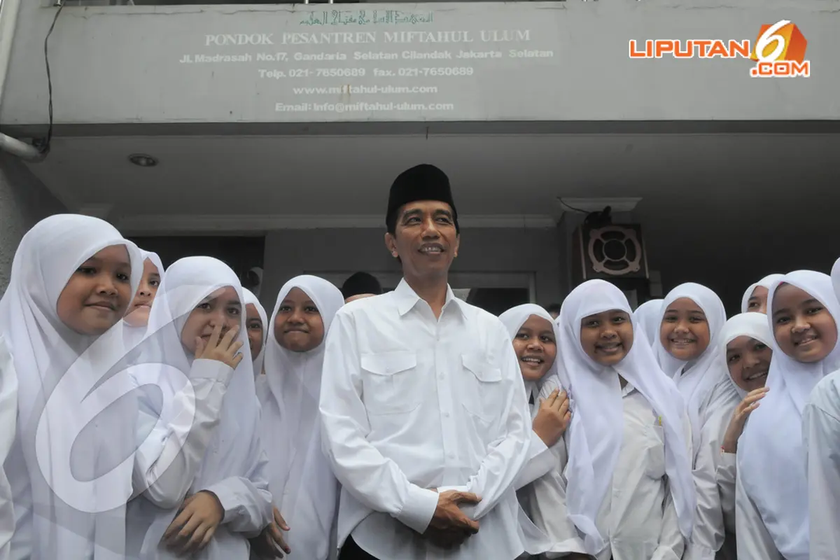[FOTO] Butuh Dukungan Ulama, Jokowi Tempel Kiayi