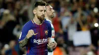 Striker Barcelona Lionel Messi merayakan gol ke gawang Eibar pada laga La Liga di Stadion Camp Nou, Barcelona, Selasa (19/9/2017). (AFP/Pau Barrena)