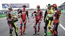 Kondisi tersebut membuat peluang juara kembali terbuka lebar bagi para pesaing seperti Alex Marquez, Marco Bezzecchi, serta pendatang baru Toprak Razgatlioglu dan Diogo Moreira. Tampak dalam foto, (dari kiri ke kanan) Pembalap Italia Pertamina Enduro VR46 Racing, Fabio Di Giannantonio; pembalap Italia Honda HRC Castrol, Luca Marini; pembalap Italia Ducati Lenovo Team, Francesco Bagnaia; pembalap Italia Pertamina Enduro VR64 Racing, Franco Morbidelli; dan pembalap Italia Red Bull KTM Tech 3, Enea Bastianini, berinteraksi saat sesi foto grup di Sirkuit Internasional Buriram, Thailand pada Kamis 26 Februari 2026. (Lillian SUWANRUMPHA/AFP)