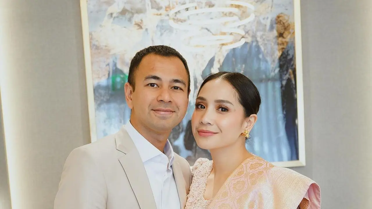 Gaya Serba Pink Nagita Slavina Dampingi Raffi Ahmad Terima Gelar Doktor Kehormatan, Jinjing Tas Chanel Rp89jutaan