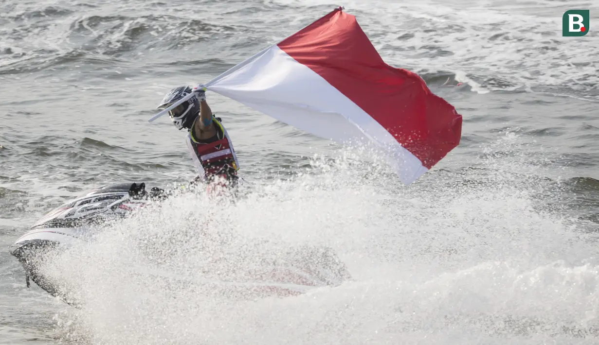 Aqsa Sutan Aswar melakukan selebrasi berhasil menyumbangkan medali emas Asian Games 2018 cabang olahraga Jetski di Pantai Ancol, Jakarta, Minggu (26/8/2018). (Bola.com/Vitalis Yogi Trisna)