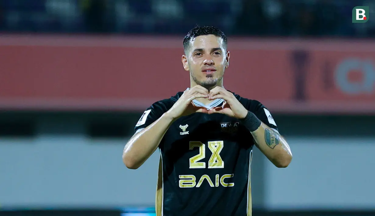 Pemain Dewa United, Alexis Messidoro, melakukan selebrasi setelah mencetak gol ke gawang Shan United pada matchday ketiga Grup E AFC Challange League 2025-2026di Stadion Indomilk Arena, Tangerang, Sabtu (01/11/2025) malam WIB. (Bola.com/M Iqbal Ichsan)