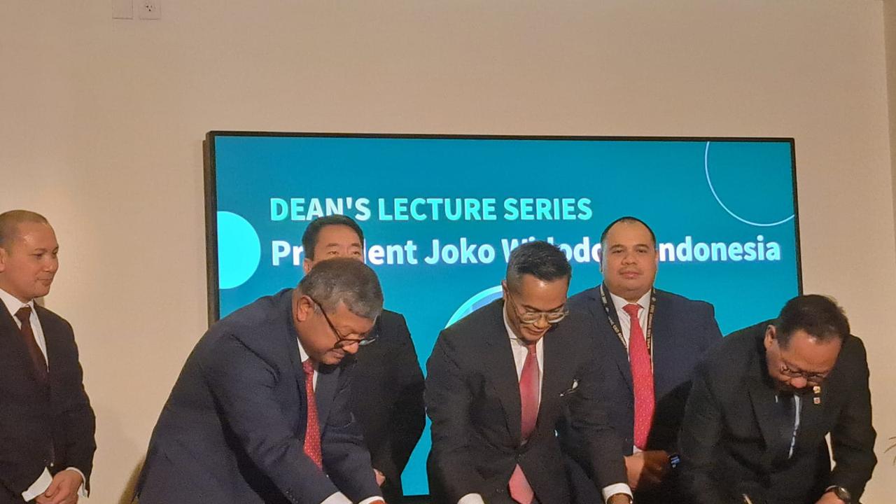 Presiden Joko Widodo (Jokowi) menyaksikan penandatanganan nota kesepahaman (MoU) antara Otorita Ibu Kota Negara (IKN) Nusantara dengan Stanford Stanford Doerr School of Sustainability, Standford University. (Dok Otorita IKN)